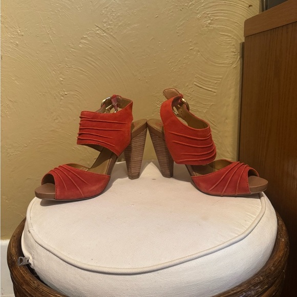 Seychelles Scarlet Ruched Heels - Picture 2 of 6